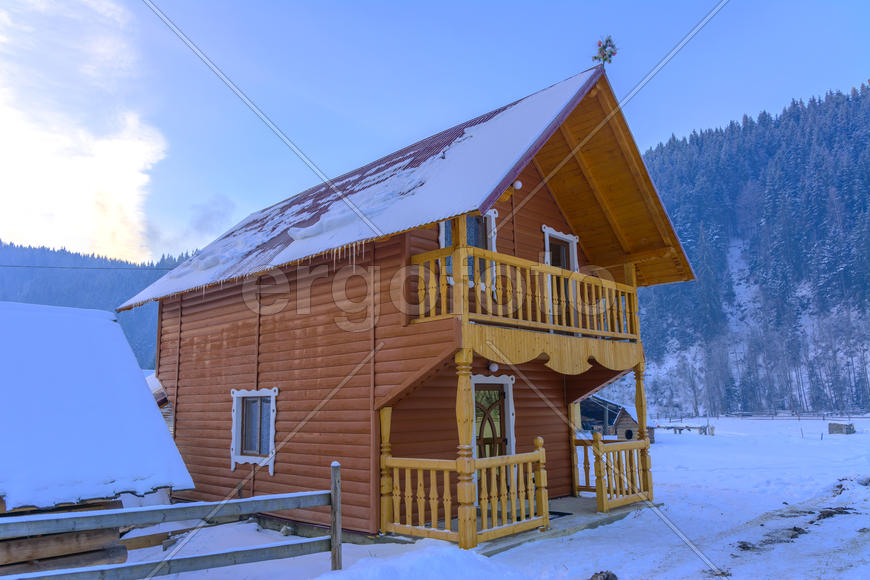 Дизайн частного дома в горной местности в зимний период