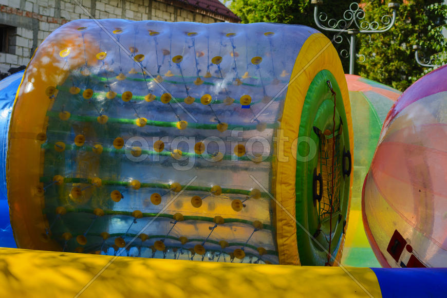 Детские аттракционы на ярмарке в селе Западной Украины