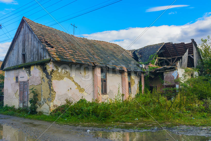Старый заброшенный дом на краю деревни