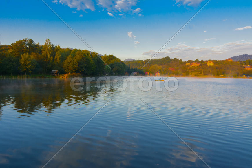 Озеро в горах для отдыха и рыбалки