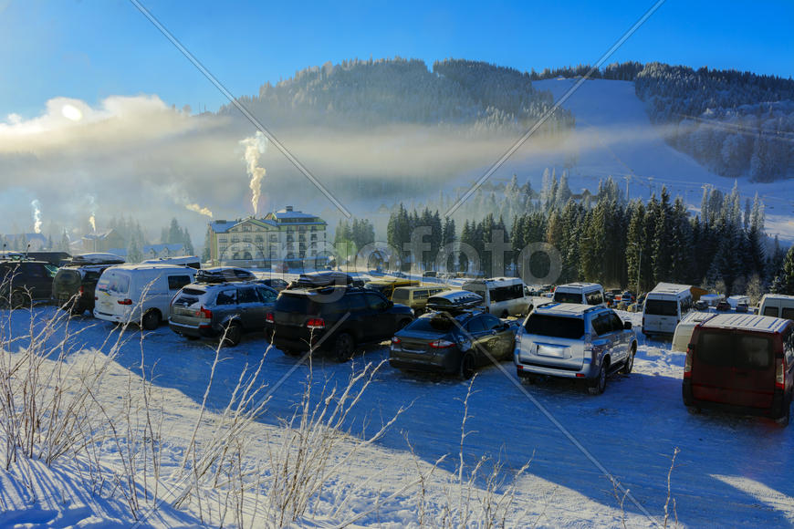 Катание на лыжах и отдых в горах зимой