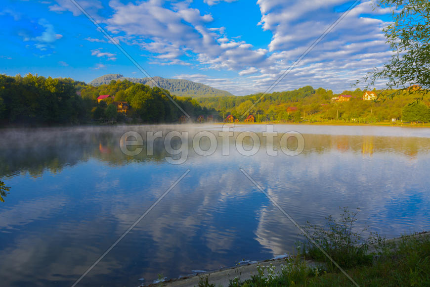 Озеро в горах для отдыха и рыбалки. Ранним утром