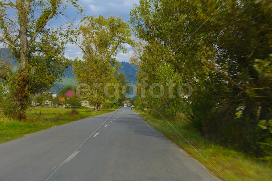 Горная дорога. Ландшафт поля и гор