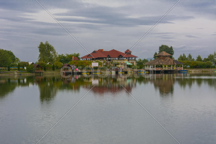 Озеро в горах для отдыха и рыбалки