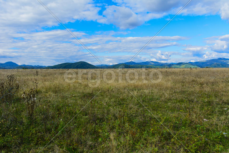 Пейзаж полей и гор в Западной Украине