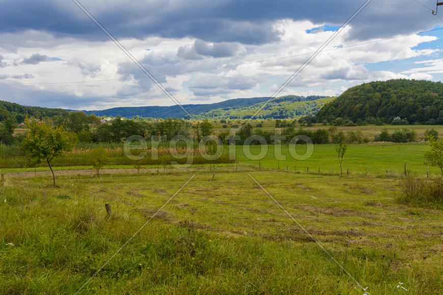 Пейзаж полей и гор в Западной Украине