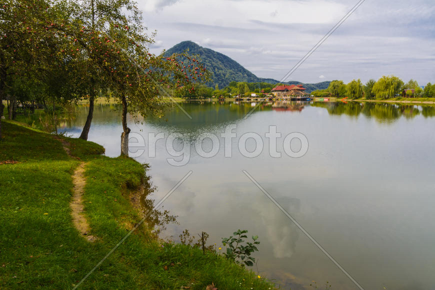 Озеро в горах для отдыха и рыбалки
