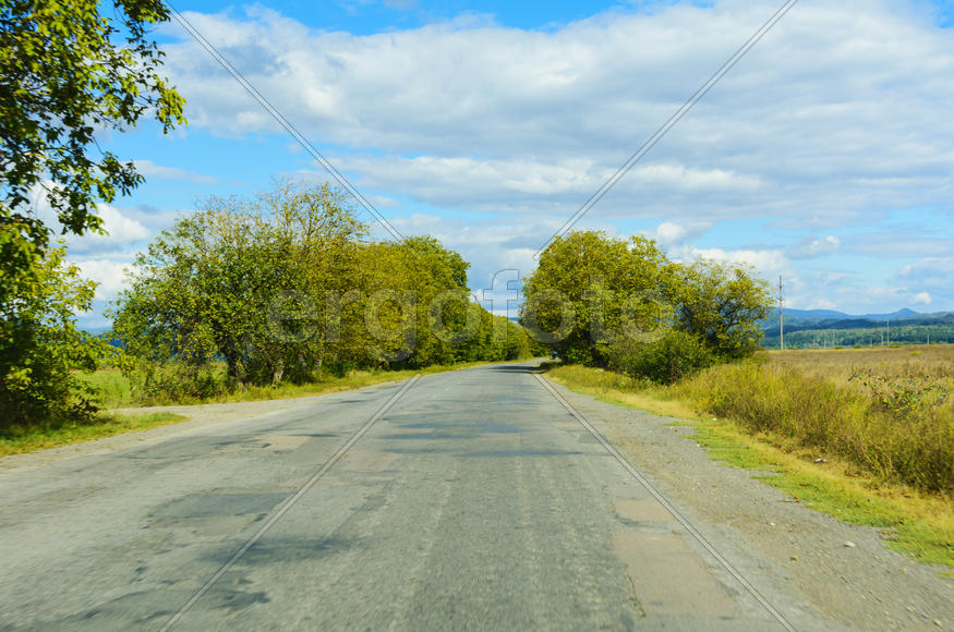 Горная дорога. Ландшафт поля и гор