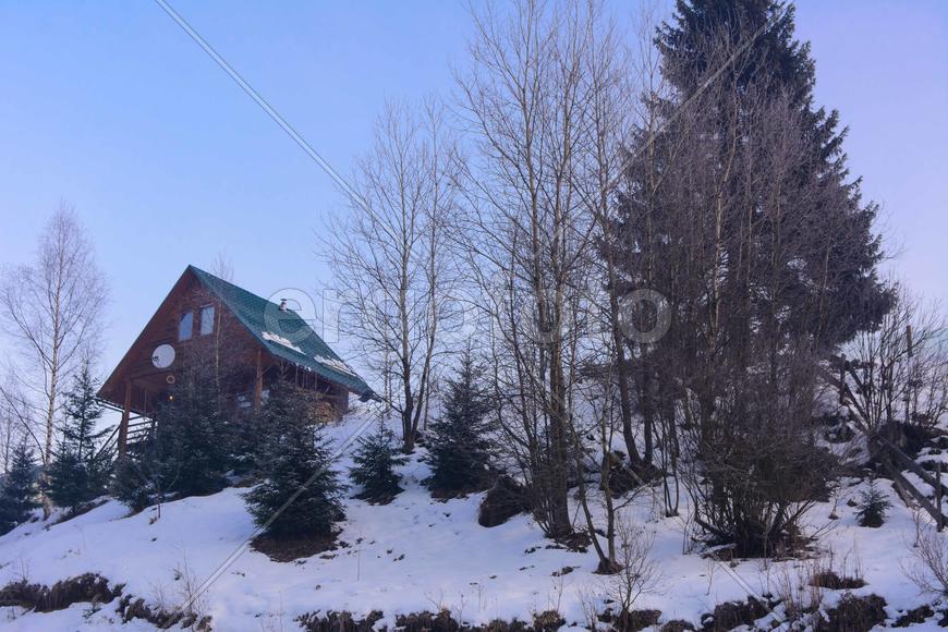 Дизайн частного дома в горной местности в зимний период