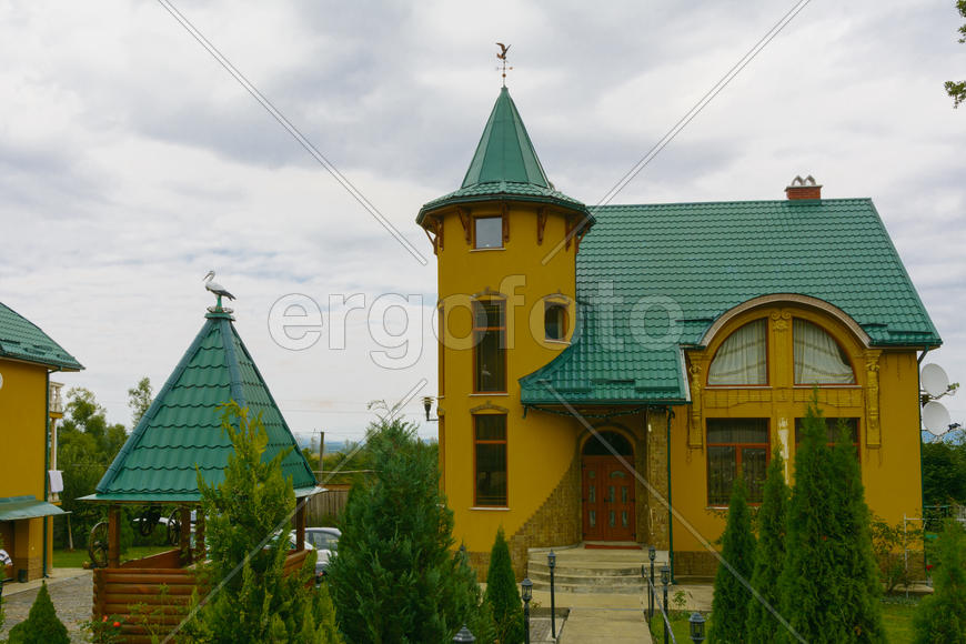 Дизайн частного дома. Дом с зеленой крышей 