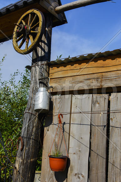 Колесо телеги украшающие проем ворот в частном доме 