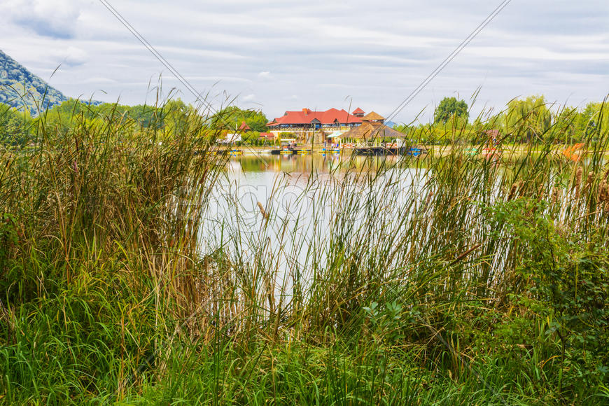 Озеро в горах для отдыха и рыбалки