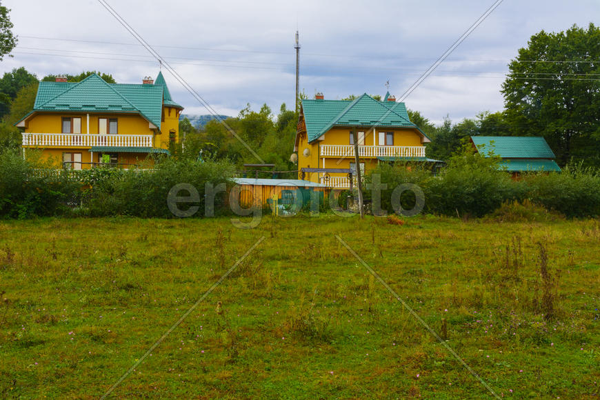 Дизайн частного дома. Дом с зеленой крышей 