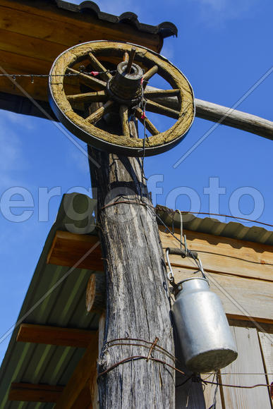 Колесо телеги украшающие проем ворот в частном доме 