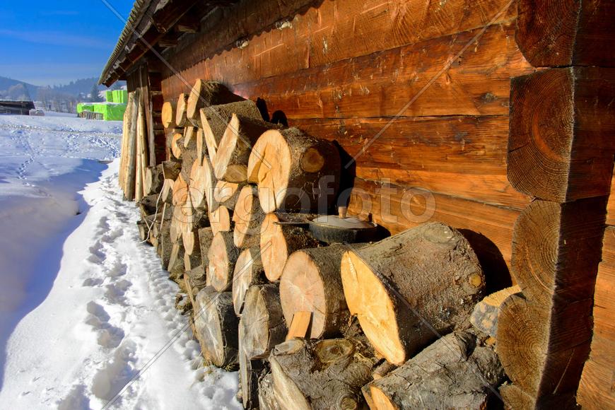 Дизайн во дворе частного дома зимой