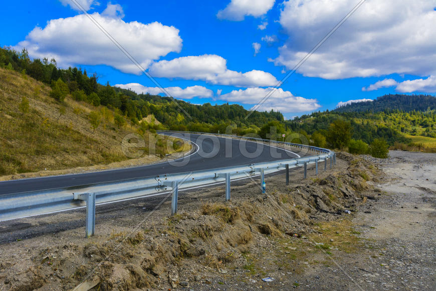 Серпантин горных дорог и горных долин в Украине