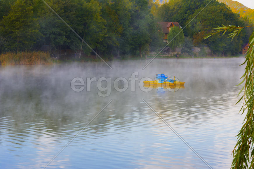 Озеро в горах для отдыха и рыбалки. Ранним утром