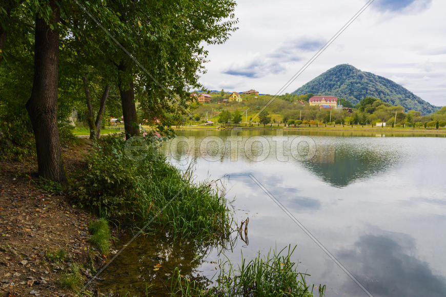 Озеро в горах для отдыха и рыбалки