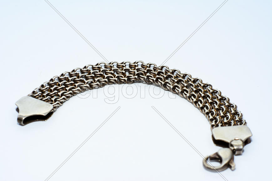 Браслеты, цепочки и кресты из серебра на белом фоне