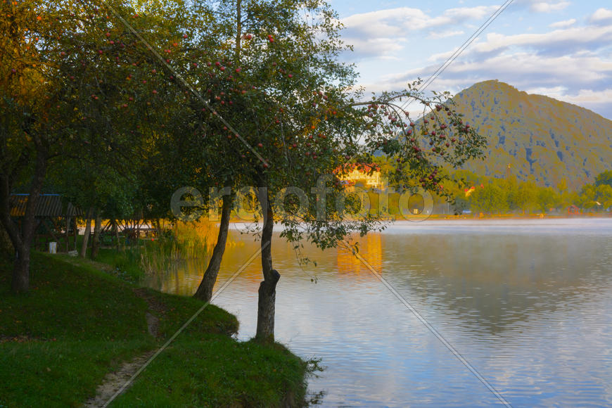 Озеро в горах для отдыха и рыбалки