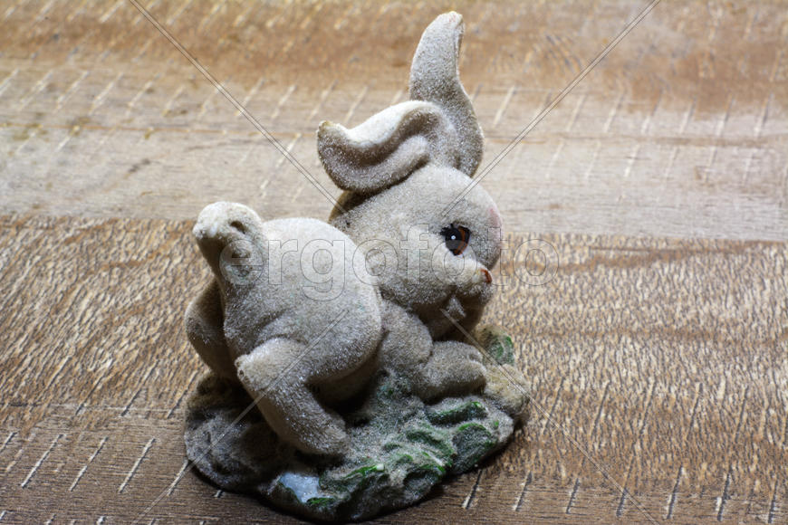 Маленькие детские игрушки крупным планом. Серый кролик 