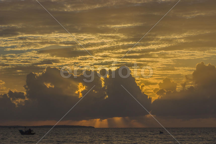 Восход солнца на Южнокитайском море