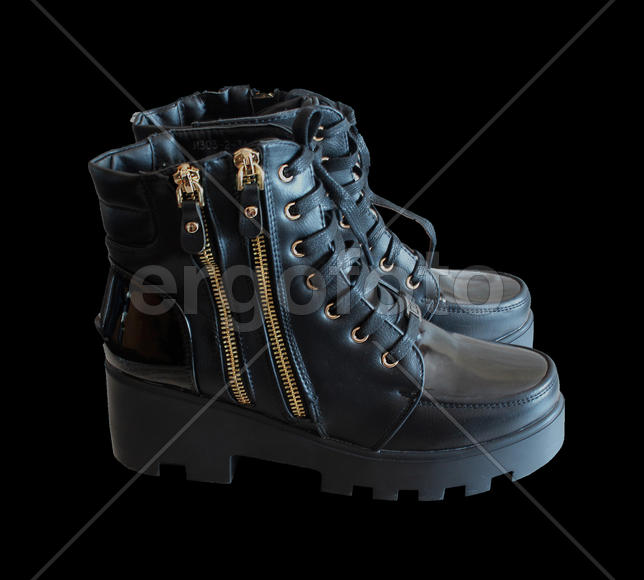 Ботинки весенние, женские на черном фоне 