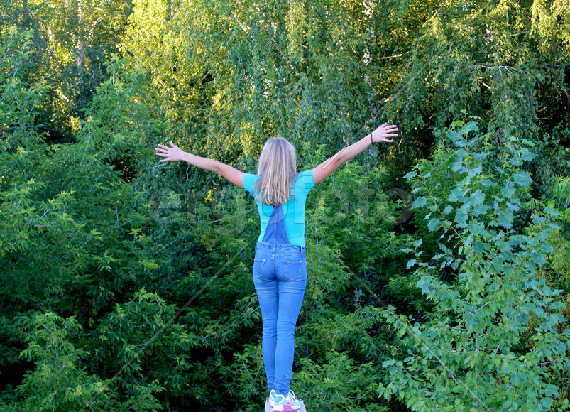 Весь мир в кармане, счастливая девушка