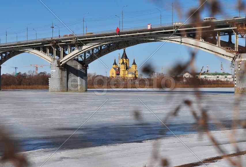 Собор через ветки
