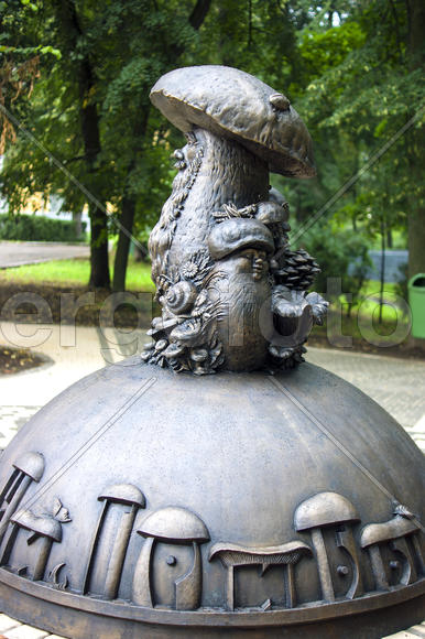 Рязань. Скульптура "Грибы с глазами"