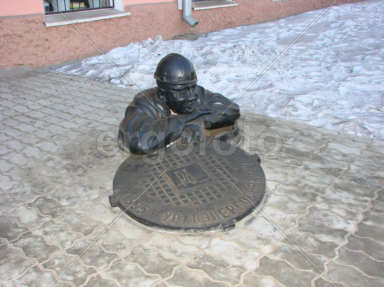 Памятник сантехнику. Екатеринбург.