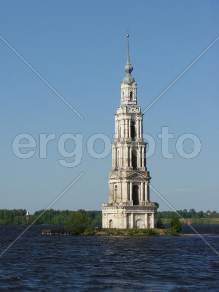 Затопленная колокольня собора Николая Чудотворца. Калязин.