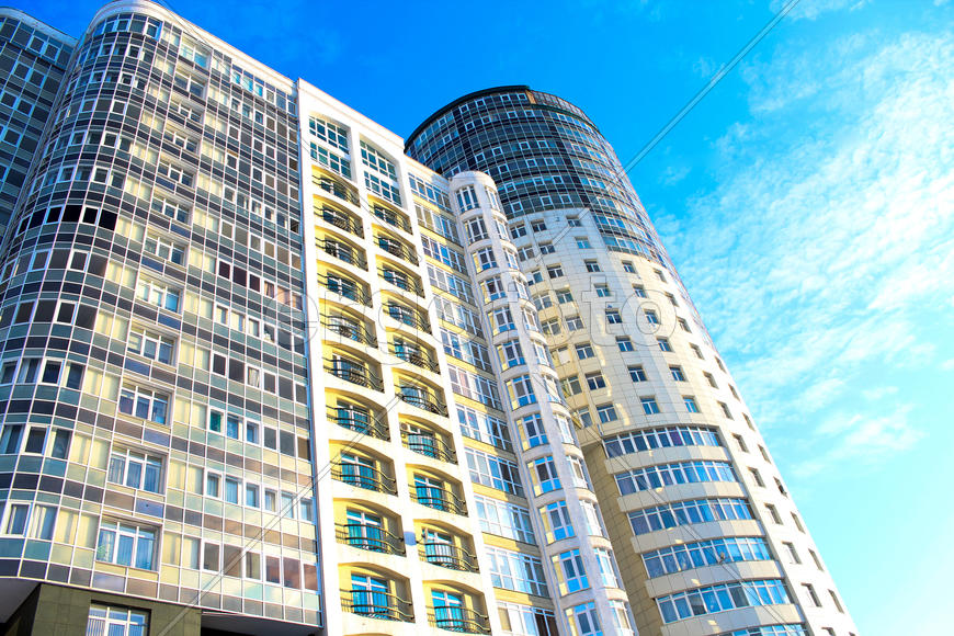 Многоэтажка на фоне синего неба