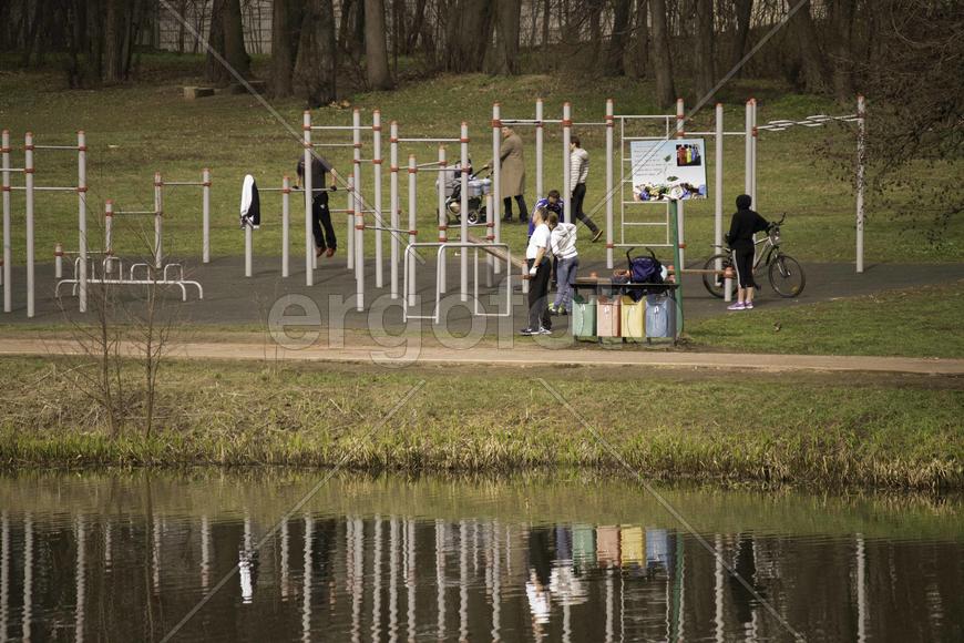 Спортсмены на турнике 