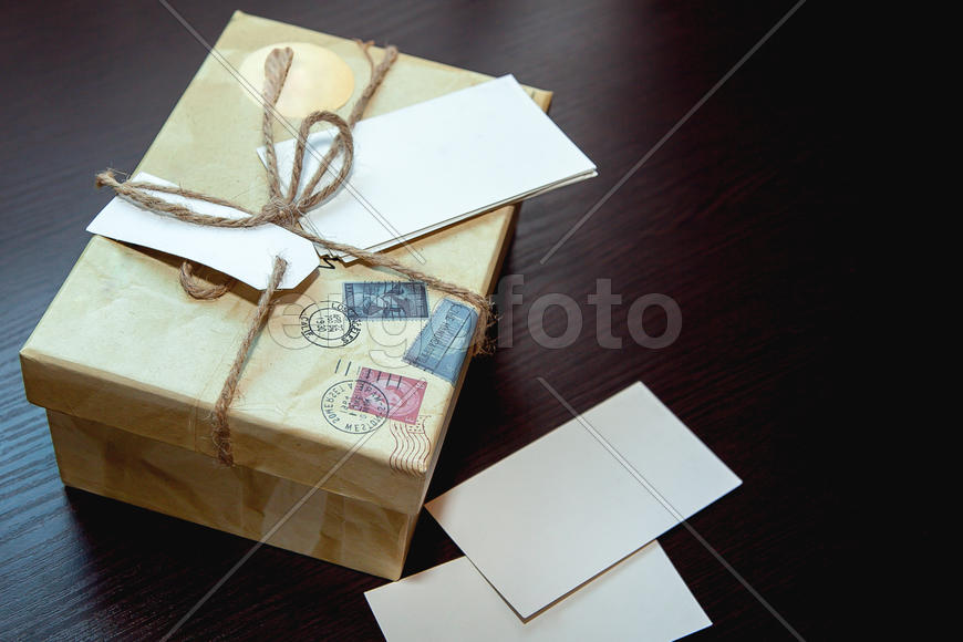 Картонная подарочная коробка