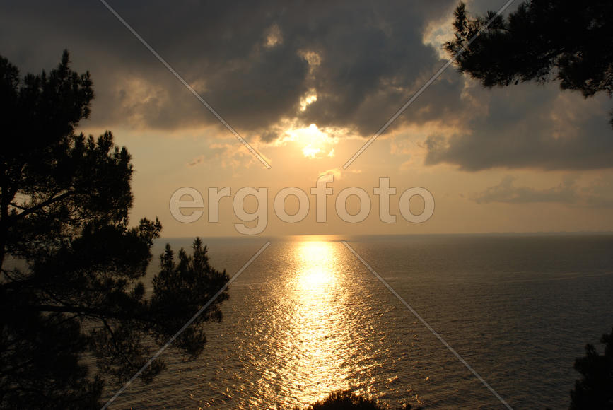 Красивый закат на черном море