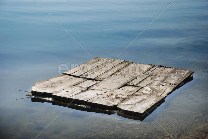 Деревянная переправа на воде