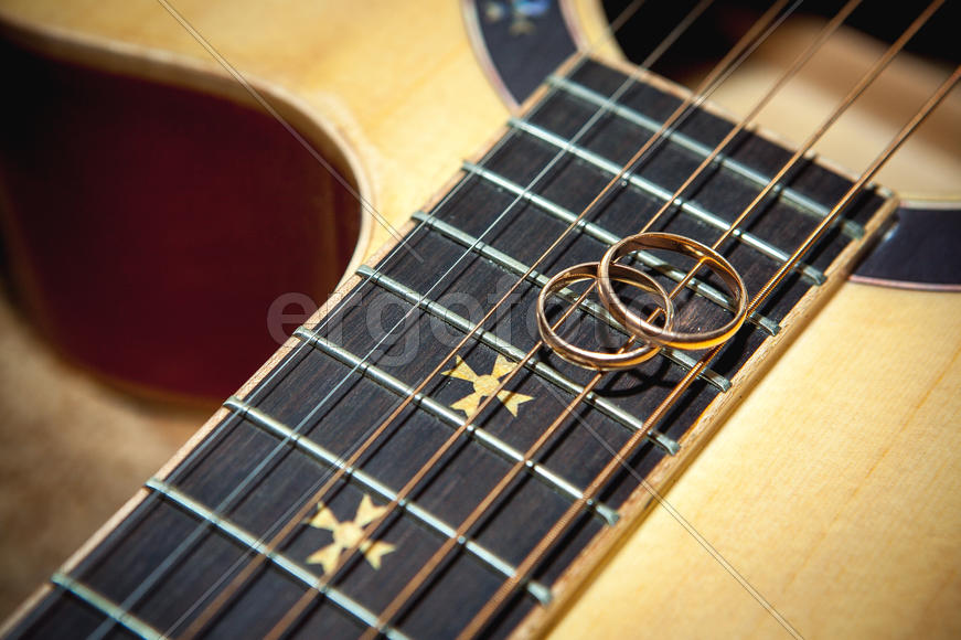 Обручальные кольца на гитаре