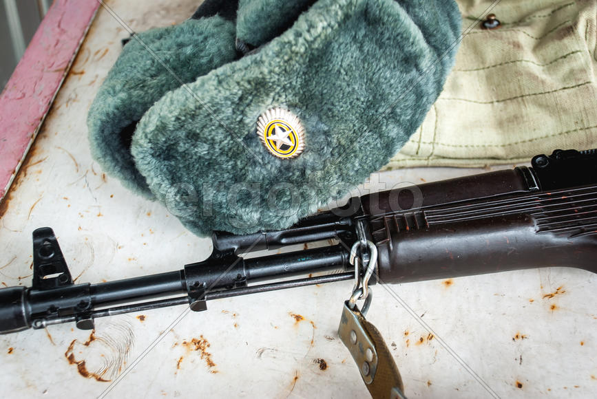 Автомат и армейская шапка 