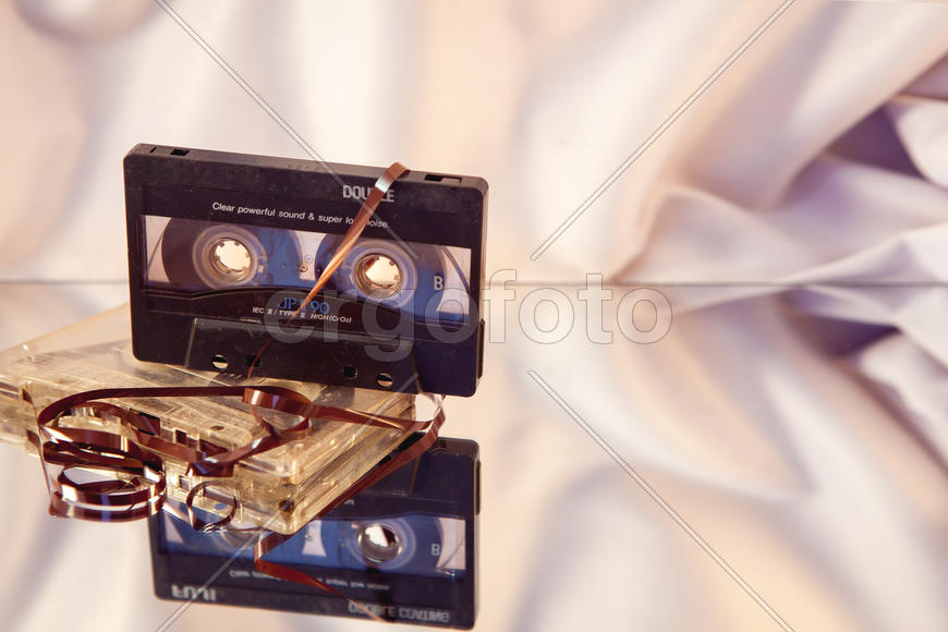 Магнитофонные кассеты отражаются в зеркале