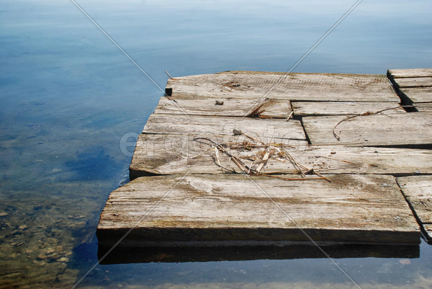 Деревянная переправа на воде