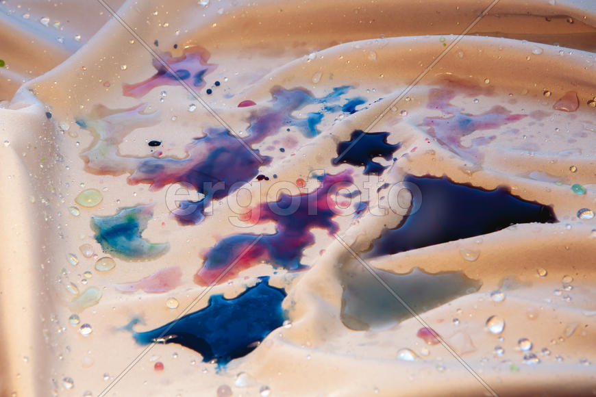 Маленькие капли воды на бежевой ткани