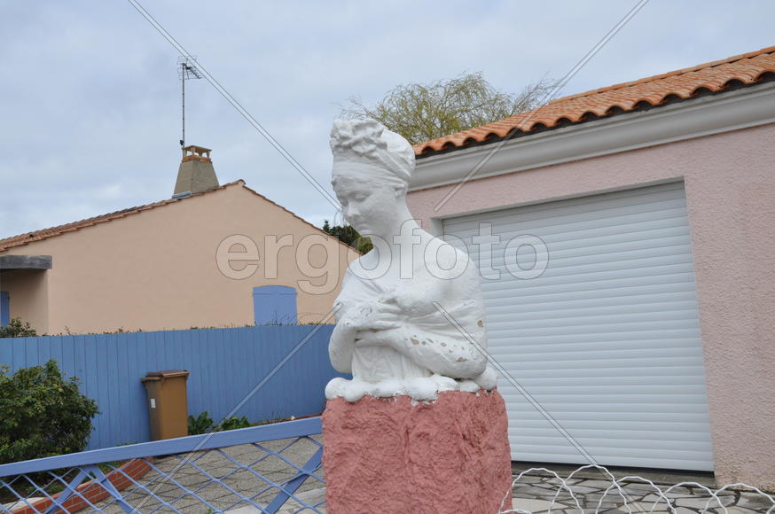 Статуя женщины