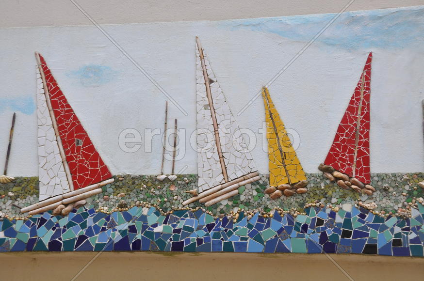Корабли дрейфующие в море. Мозаика из кусочков плитки и камней.