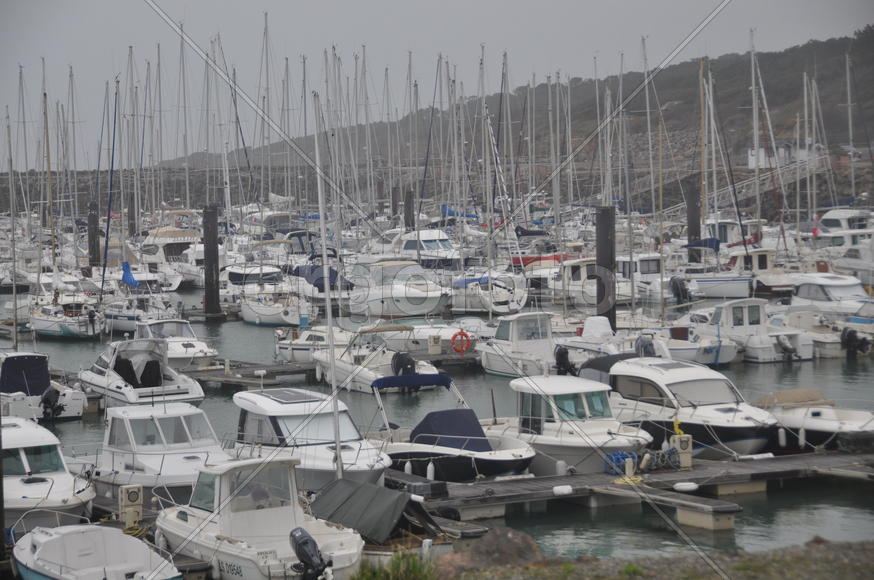 Яхты на причале