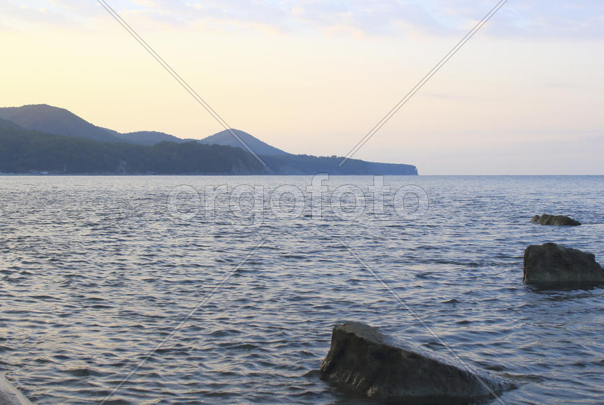 Вид с моря на горы