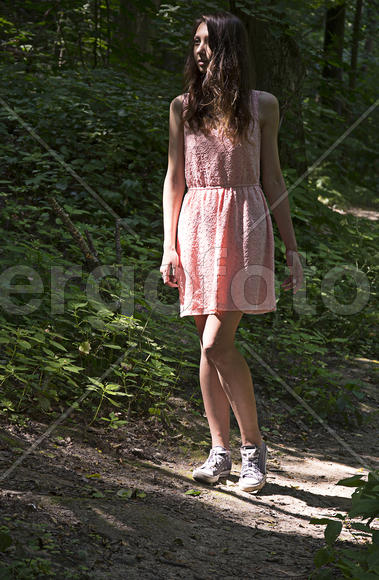 Девушка в лесу.