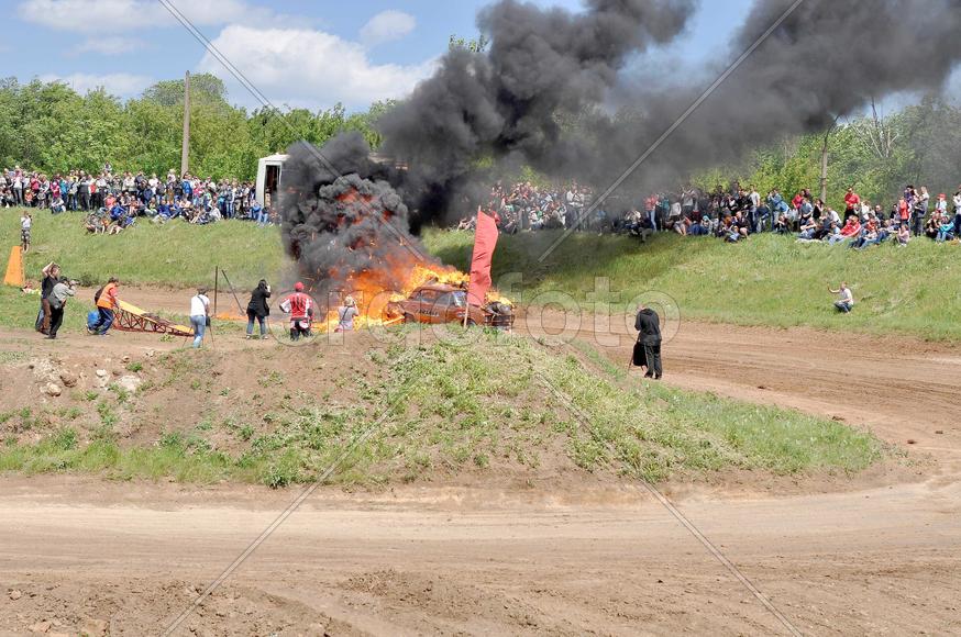 Показательные выступление каскадеров на машине 