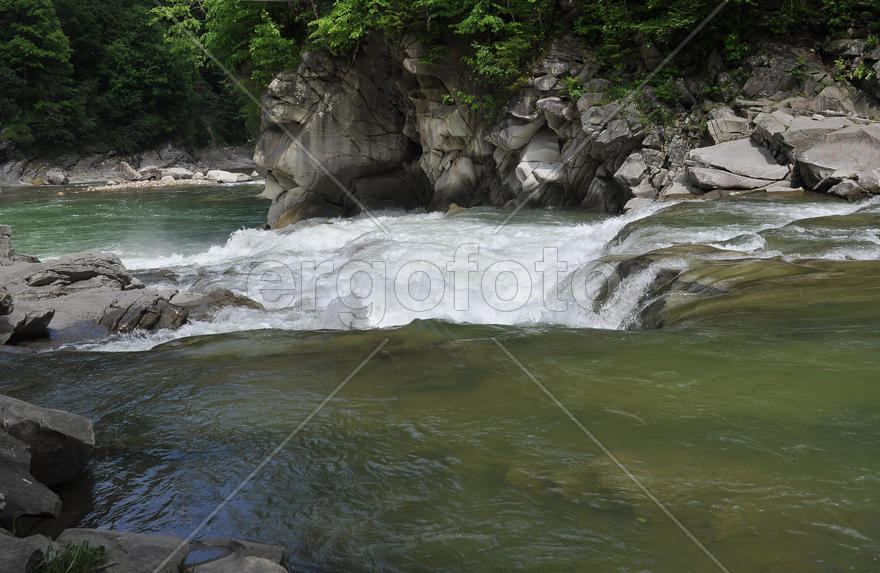 Быстрая речка в горах