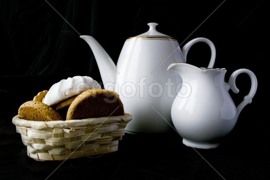 Натюрморт чайник с пряником на черном фоне 